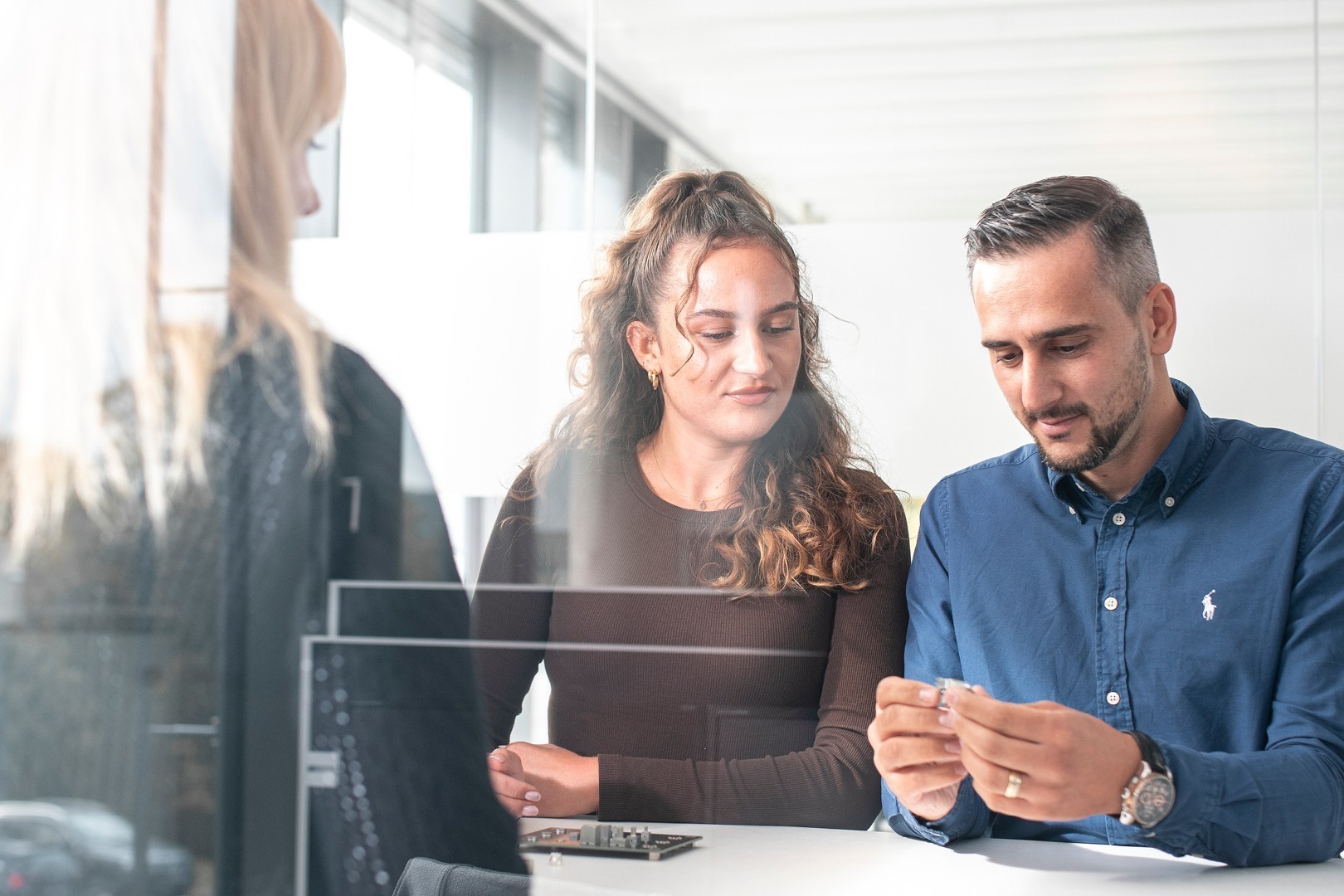 ICS employee consultation ICS employees are in a meeting room in a consultation on Powerelements