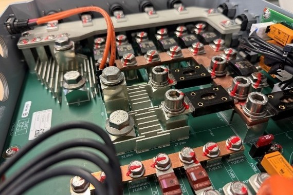ICS PowerBusbar PF in HV System Multiple PowerBusbar PF busbars used as cooling fins for heat dissipation in an HV PDU